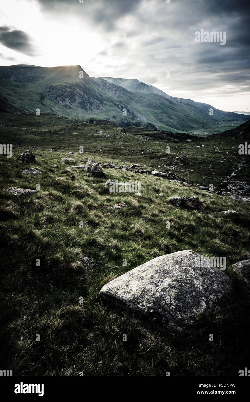 Montagne di Snowdonia durante una mattina di drammatiche previsioni Foto Stock