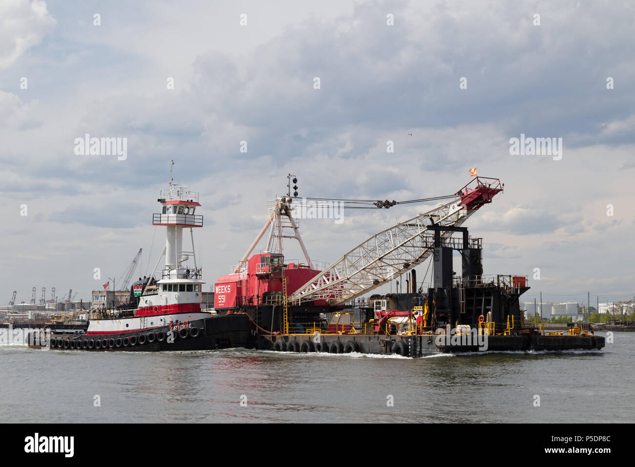 Settimane Marine Tug Katherine in direzione est per il porto di New York con settimane 551. Foto Stock