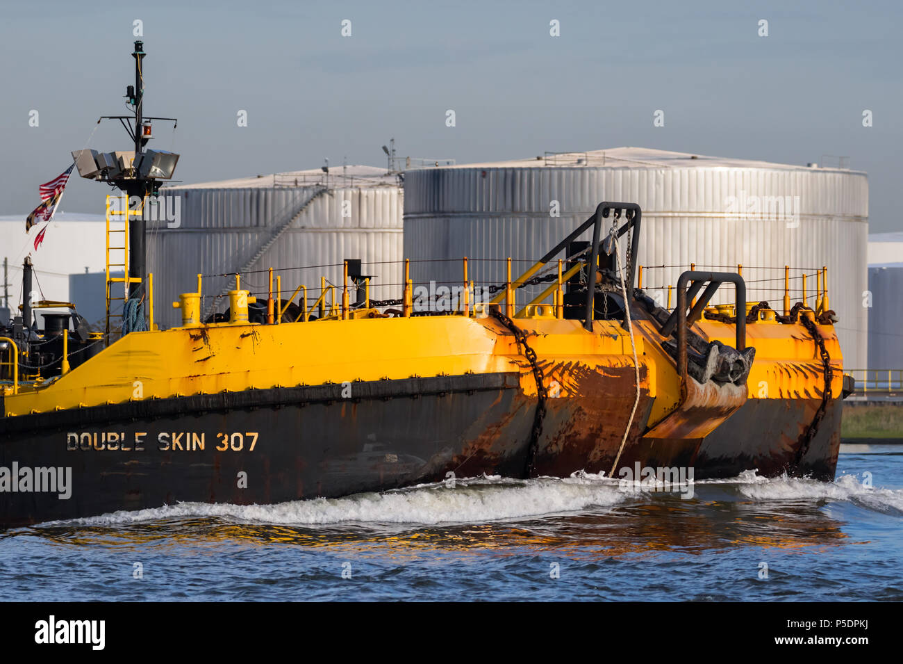 Chiatta di petrolio a doppia pelle 307 in direzione est per il kill Van Kull; prua. Foto Stock