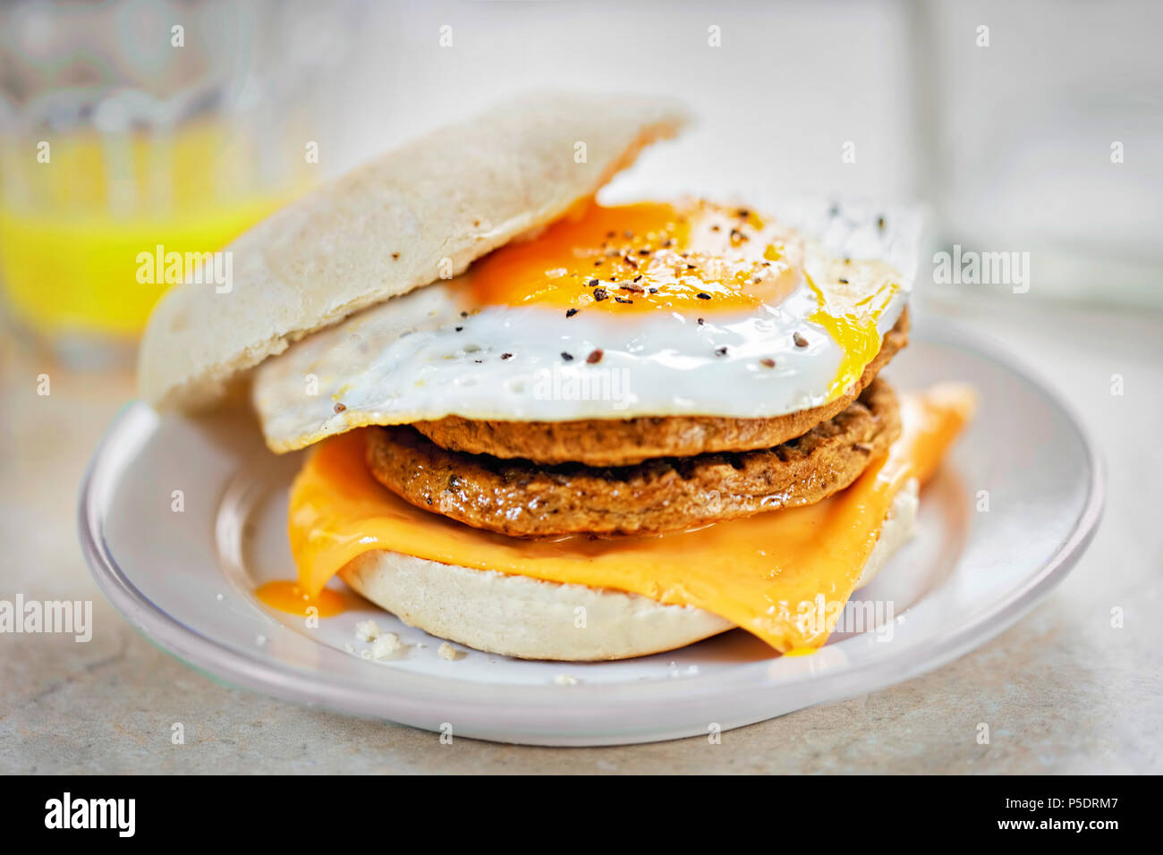Carni prive di sapore di salsiccia Polpette con formaggio e uova su muffin prima colazione Foto Stock