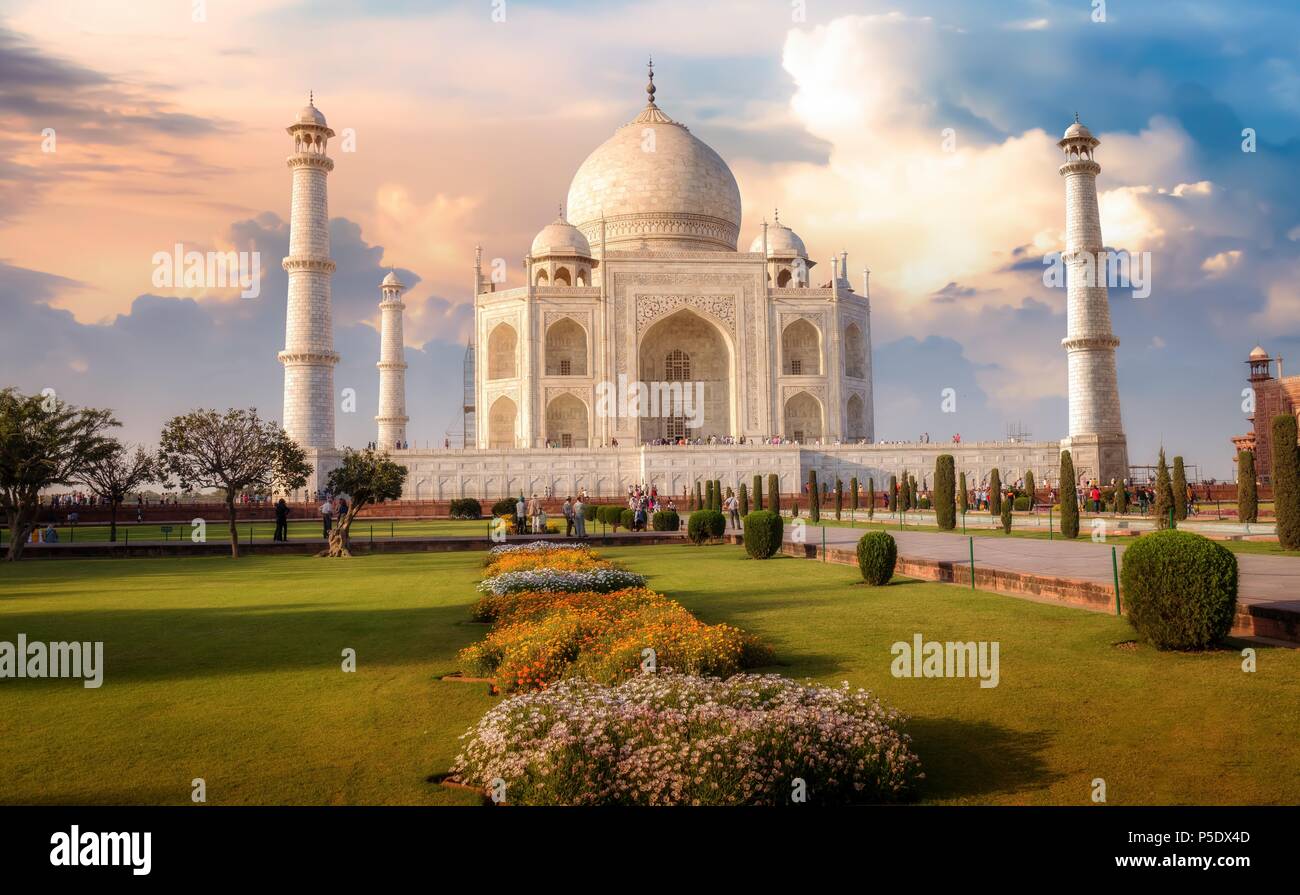 Taj Mahal Agra al tramonto con moody sky. Un sito Patrimonio Mondiale dell'UNESCO. Foto Stock