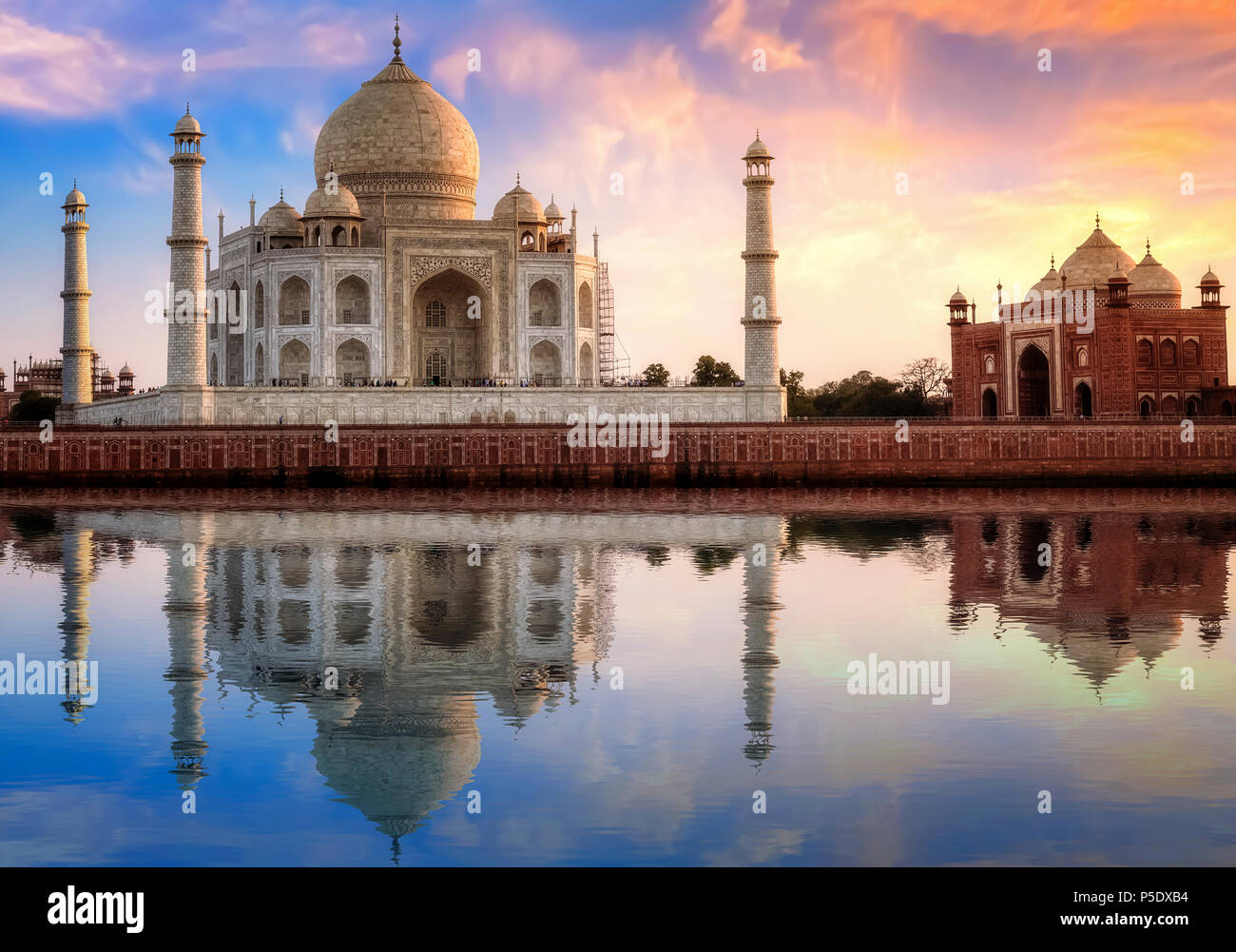 Taj Mahal Agra India con porta est al tramonto con moody sky. Foto Stock