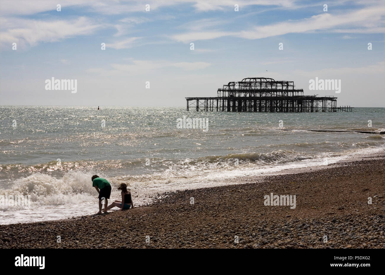 Il triste rimane del Molo Ovest, Brighton East Sussex, Inghilterra, Regno Unito: uno dei due gradi a quella elencata piloni in Gran Bretagna Foto Stock