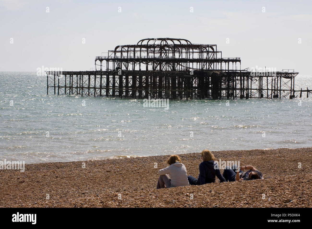 Il triste rimane del Molo Ovest, Brighton East Sussex, Inghilterra, Regno Unito: uno dei due gradi a quella elencata piloni in Gran Bretagna Foto Stock