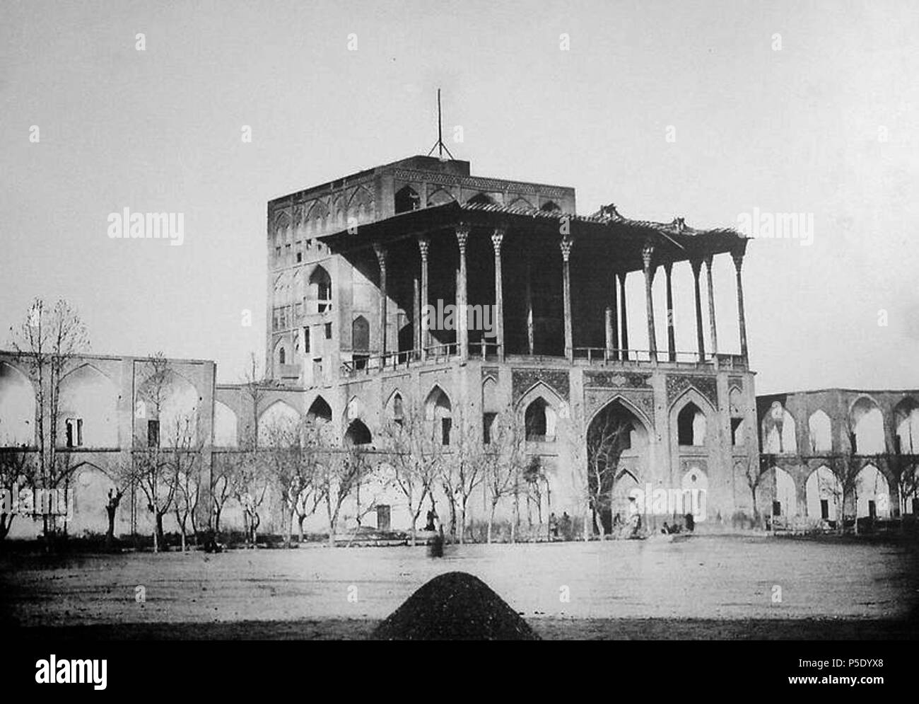 N/A. Inglese: Ali-Qapu edificio in Naqsh-e JAHAN Piazza. 1885. Ernst Hoeltzer (1835-1911) Descrizione tedesco telegrafista e fotografo, Data di nascita e morte 7 Gennaio 1835 3 luglio 1911 Luogo di nascita e morte Kleinschmalkalden, Foresta Turingia, Germania Isfahan, Iran (Iran) periodo di lavoro 1835-1897 la posizione di lavoro di Isfahan competente controllo : Q122748 VIAF: 45407273 ISNI: 0000 0000 6687 4297 ULAN: 500075604 LCCN: n2007045754 GND: 130369551 WorldCat 85 Ali-Qapu-1885 Foto Stock