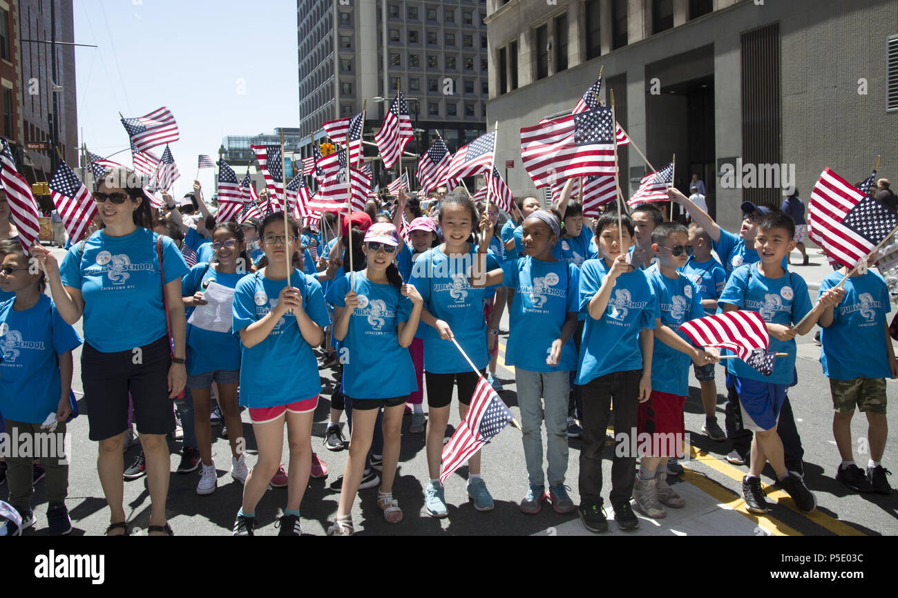 Scuola pubblica i bambini marzo in Manhattan inferiore lungo Broadway all annuale patriottica bandiera parata del giorno nella città di New York. Foto Stock