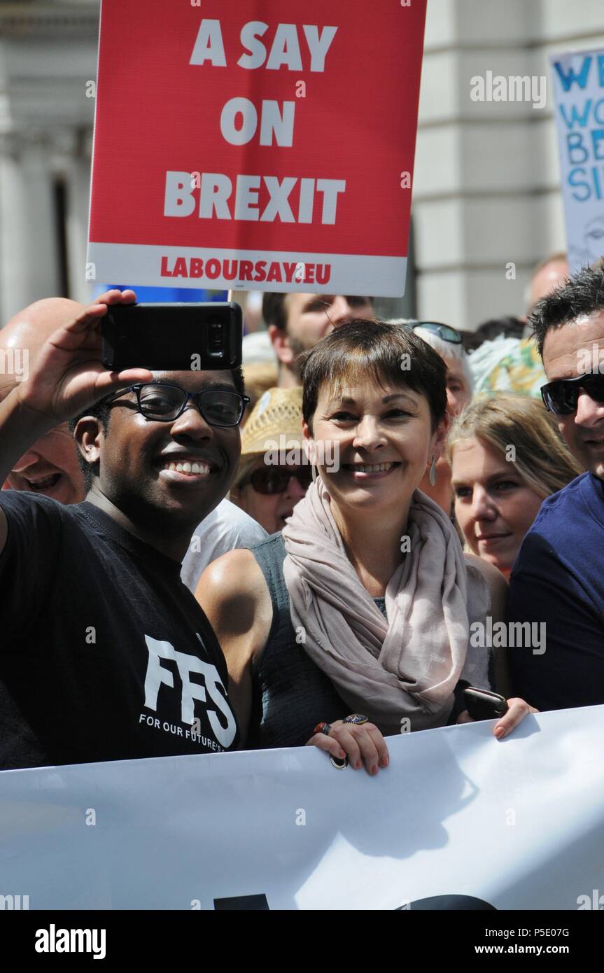 Un uomo prende un selfie con il partito dei Verdi MP, Caroline Lucas, presso il popolo di marzo per Brexit, Londra, Regno Unito. Foto Stock