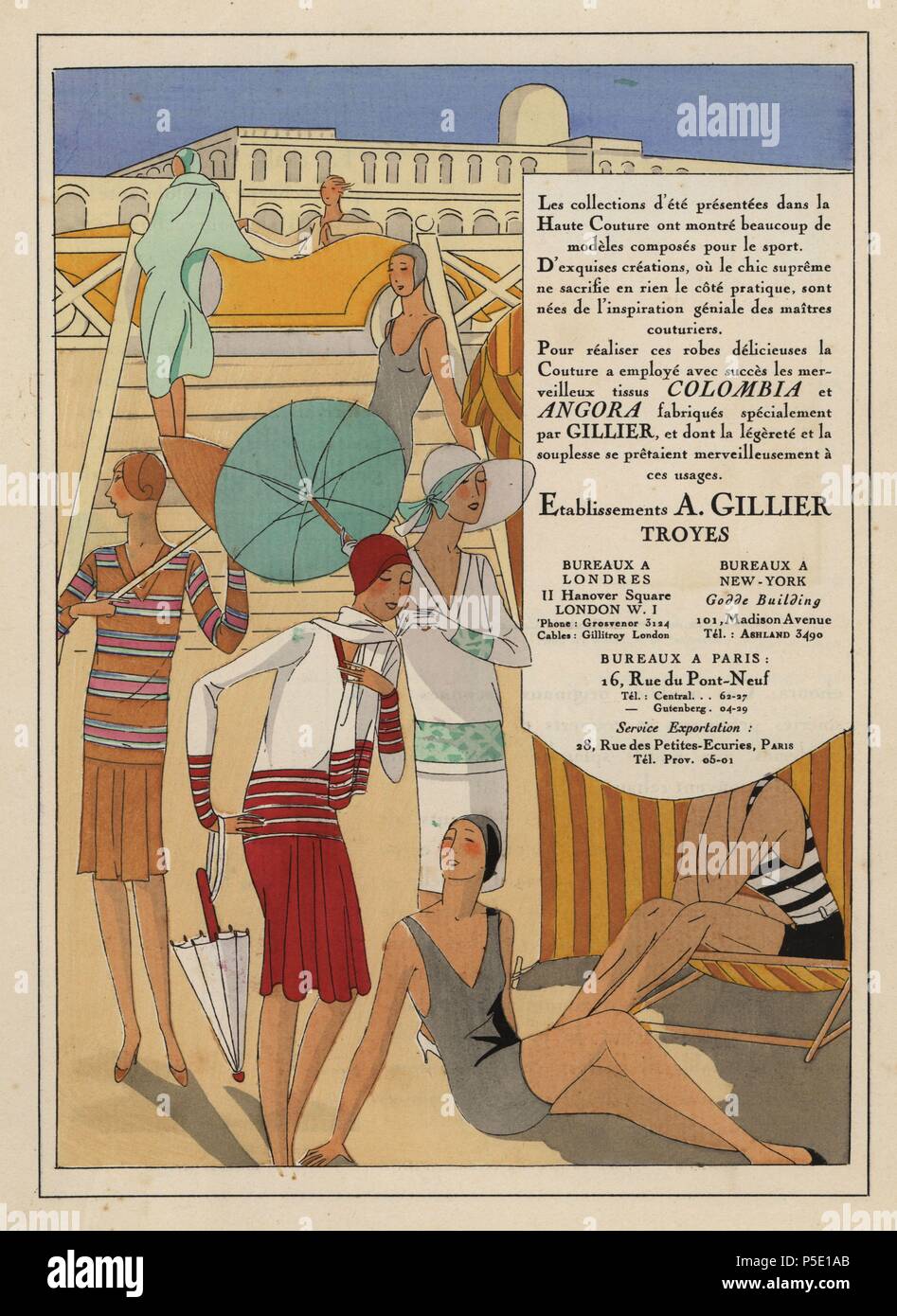 Moda donna in spiaggia: donne in costume da bagno, abbigliamento sportivo, indossare cappelli, trasportando ombrelloni, uomo in auto classica. Pubblicità per Parigi fashion house A. Gillier. . Pochoir Handcolored (stencil) litografia dal lusso francese rivista di moda "Arte, gotta, BEAUTE' 1928. Foto Stock