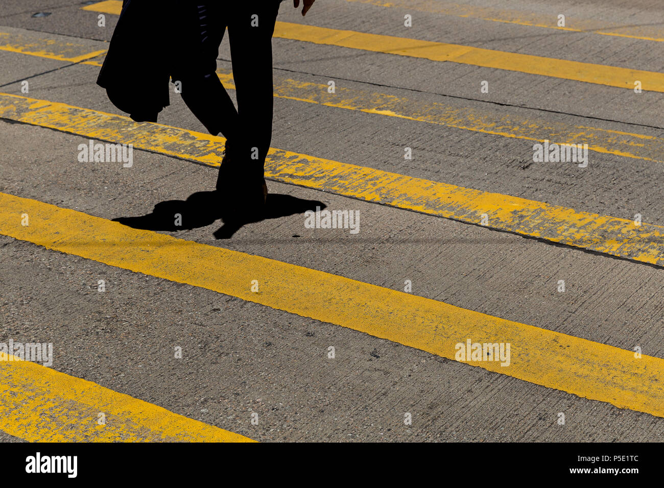 Imprenditore indossare tuta e giacca strada di attraversamento di Hong Kong Foto Stock