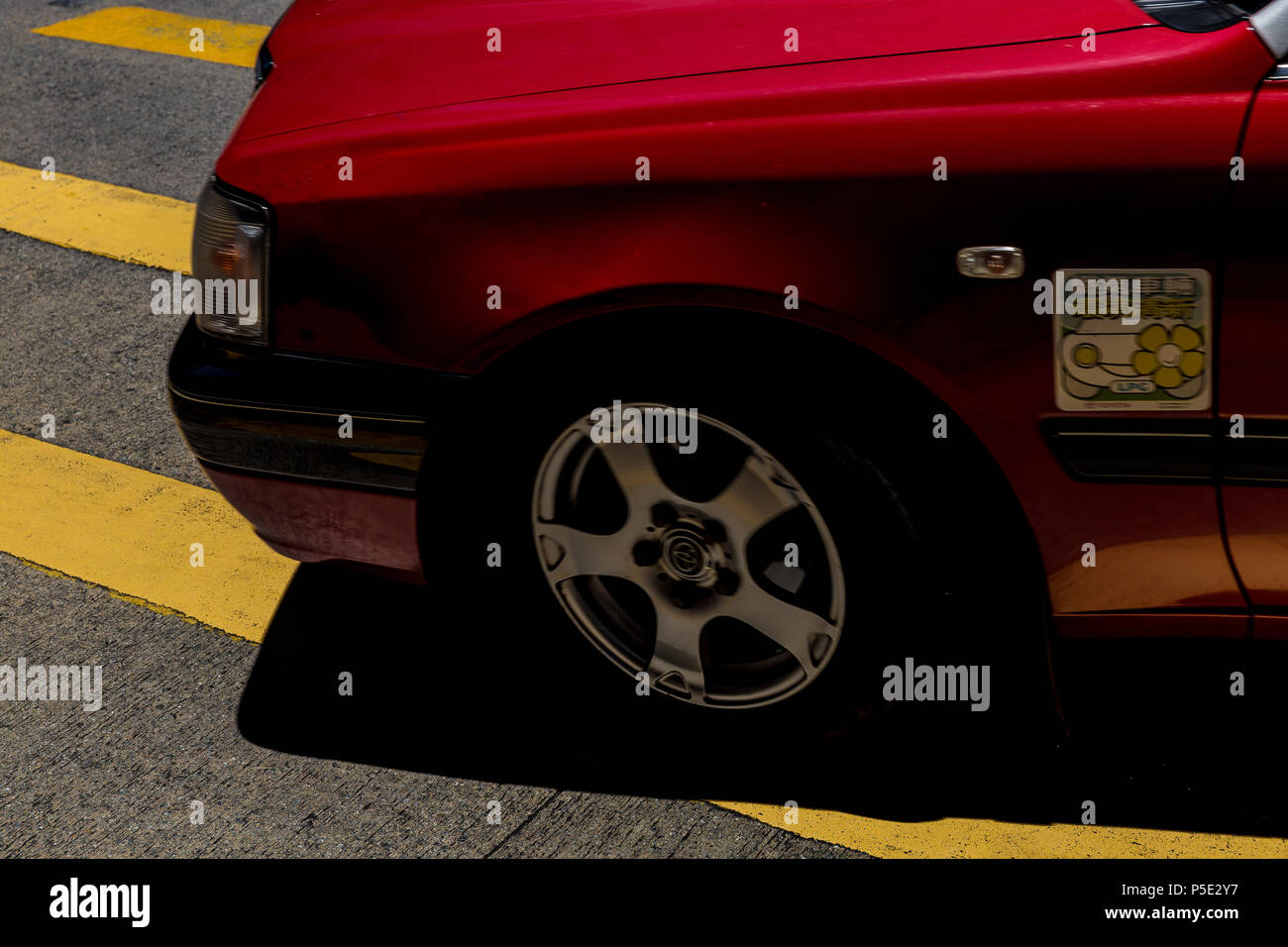 HONG KONG - 29 Maggio 2018: Rosso taxi auto sulla strada che attraversa in Hong Kong Foto Stock