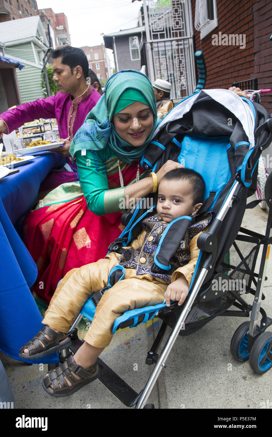 Americano del Bangladesh famiglia musulmana di 3 generazioni di Brooklyn, NY rompere il veloce su per le vacanze Eid alla fine del Ramadan. Eid al-Fitr "festa della rottura del digiuno") è un importante festa religiosa celebrata dai musulmani di tutto il mondo che segna la fine del Ramadan, islamica del sacro mese del digiuno (sawm). Foto Stock