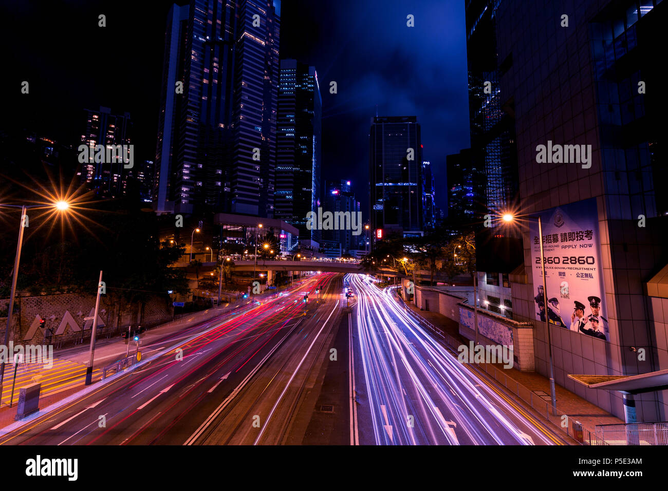 HONG KONG - Giugno 02, 2018: Luce percorsi di traffico di notte nel centro di Hong Kong Foto Stock