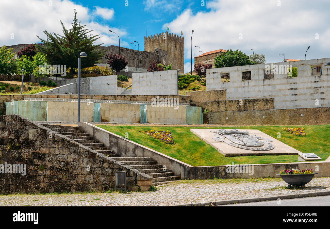 Entrata al paese di Belmonte con il suo castello, luogo di nascita del XVI secolo esploratore portoghese del Nuovo Mondo, Pedro Alvares Cabral Foto Stock