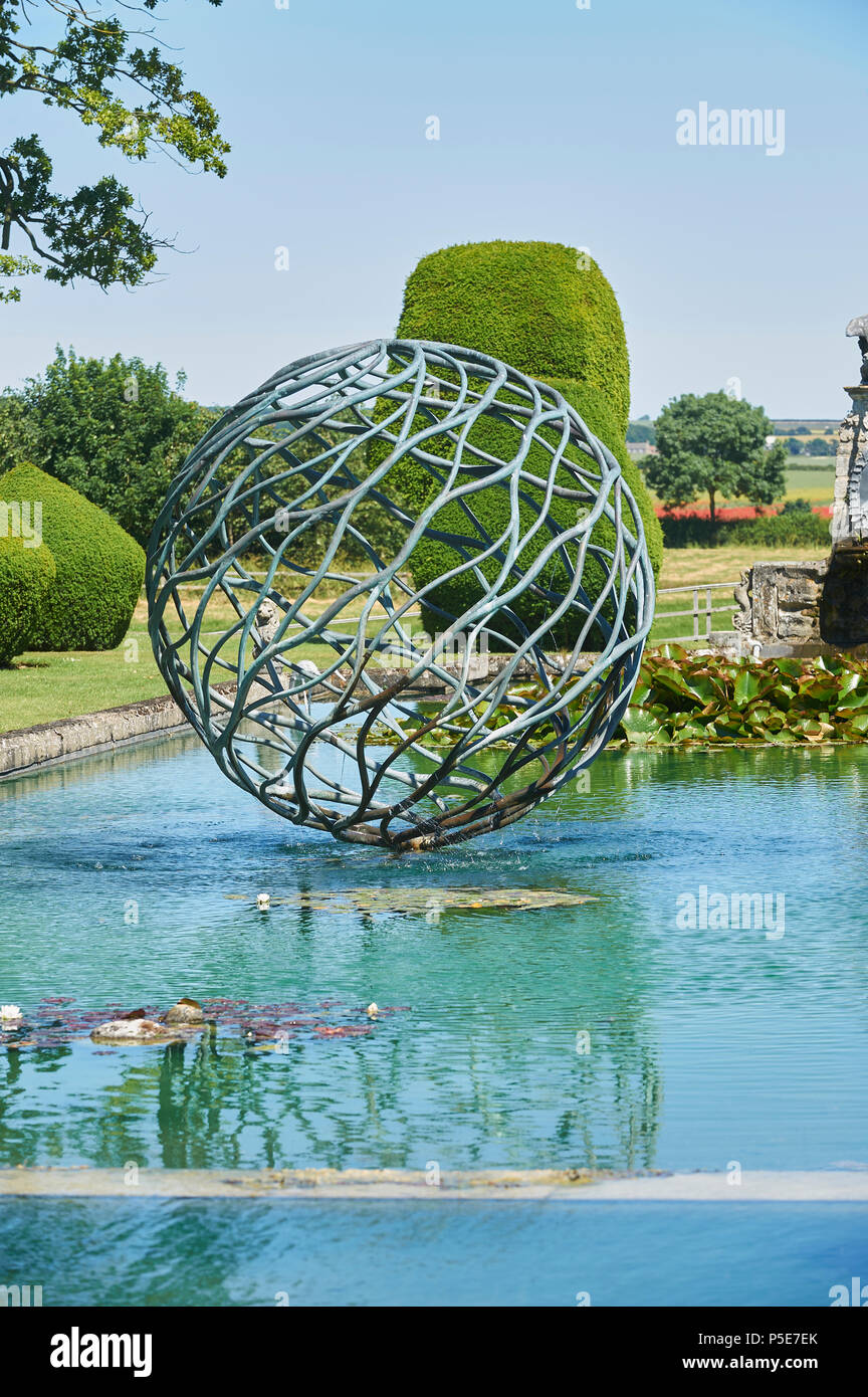 Revolving funzione acqua con piccoli getti di acqua provenienti da tutta la struttura, Burton Agnese Hall, East Riding of Yorkshire, Regno Unito, GB. Foto Stock