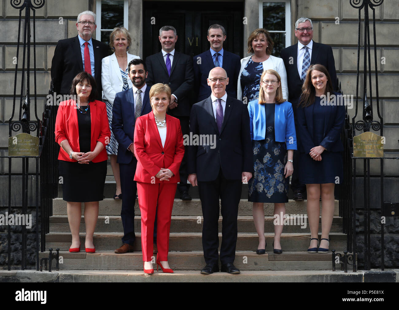 Primo ministro di Scozia, Nicola storione e il Vice Primo Ministro John Swinney (centro destra), con (da sinistra a destra, bancata posteriore) Mike Russell, Roseanna Cunningham, Derek Mackay, Michael Matheson, Fiona Hyslop, Fergus Ewing (da sinistra a destra, fila centrale) Jeane Freeman, Humza Yousaf, Shirley-Anne Somerville e Aileen Campbell durante un photocall a Bute House di Edimburgo, a seguito di una scozzese rimpasto di governo. Foto Stock