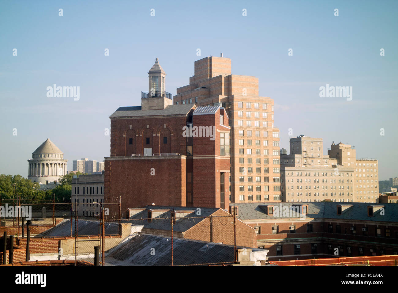 Upper West Side di New York STATI UNITI D'AMERICA. 2018. Vista sul tetto per la concessione generale National Memorial, il Jewish Theological Seminary e gli edifici di Columbia Uni Foto Stock