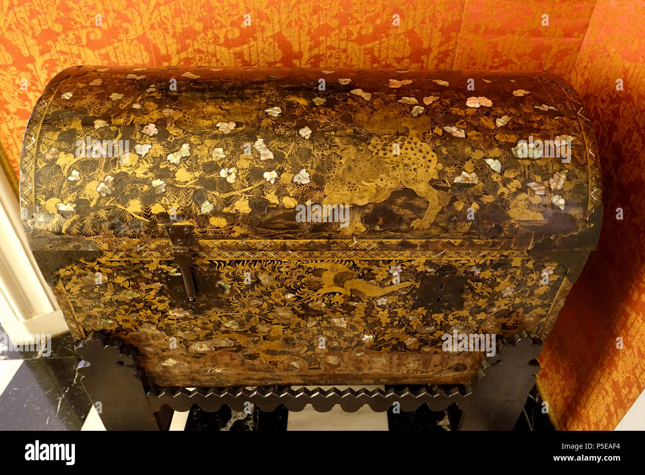 N/A. Inglese: presentano nel Museo Nacional de Artes Decorativas, Madrid, Spagna. Questo lavoro è in quanto l'artista morì più di cento anni fa. La fotografia è stata ammessa nel museo senza restrizione. Il 10 ottobre 2014, 05:35:54. Daderot 337 torace, Giappone, arte Namban, tardo XVI secolo D.C., laccato legno - Museo Nacional de Artes Decorativas - Madrid, Spagna - DSC07898 Foto Stock