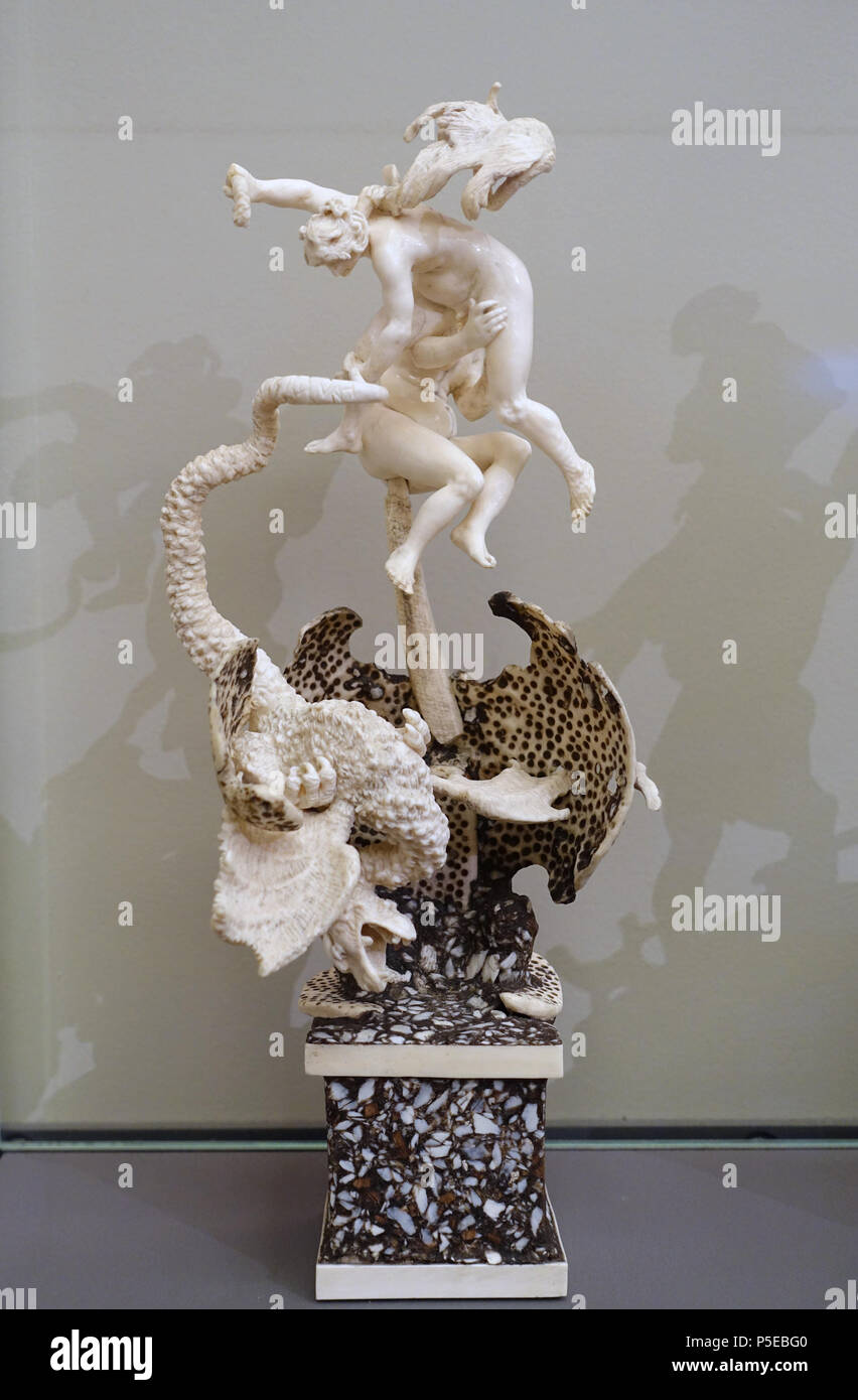 N/A. Inglese: presentano nell'Bode-Museum, Berlino, Germania. Questo lavoro è in quanto l'artista morì più di cento anni fa. La fotografia è stata ammessa nel museo senza restrizione. 12 novembre 2014, 11:37:45. Daderot 469 Dragon lotta, Furienmeister, c. 1620, avorio, legno - Bode-Museum - DSC03432 Foto Stock