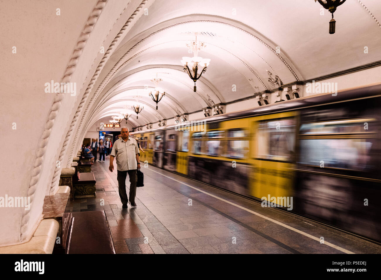 Uomo russo nella metropolitana di Mosca Foto Stock