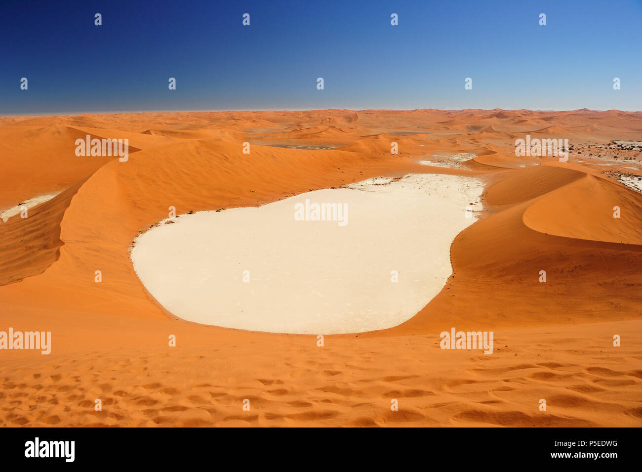 Salina tra le dune di sabbia, Sossusvlei, Namib Naukluft National Park, Namibia Foto Stock