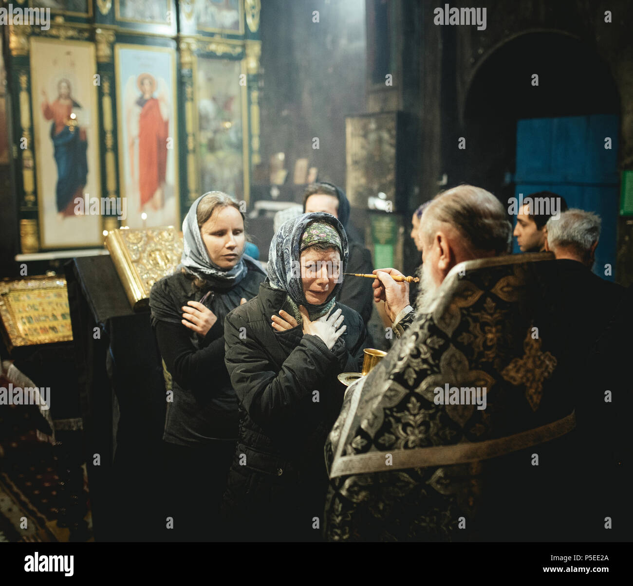 Esorcismo durante un ortodosso la Messa nella Chiesa, ben noto padre Eorcist Sergei riceve le persone dalla Russia che pensano di essere Foto Stock