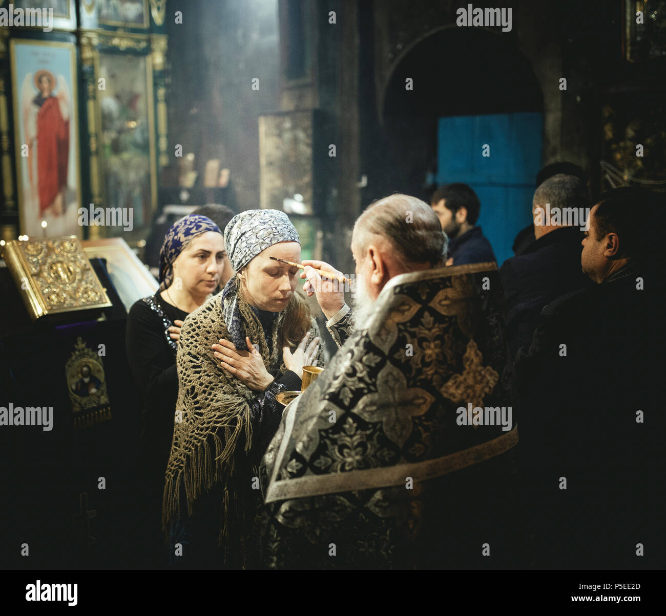 Esorcismo durante un ortodosso la Messa nella Chiesa, ben noto padre Eorcist Sergei riceve le persone dalla Russia che pensano di essere Foto Stock