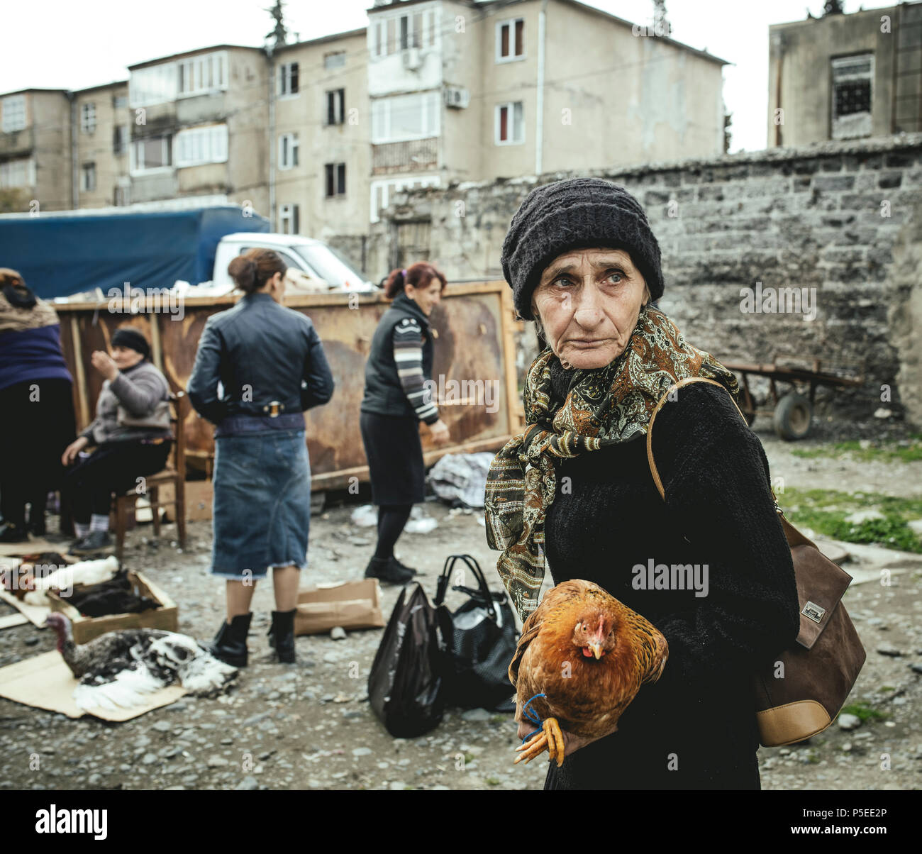 Donna con pollo, giorno di mercato, Gali, Mingrelia, Abkhazia, Georgia Foto Stock
