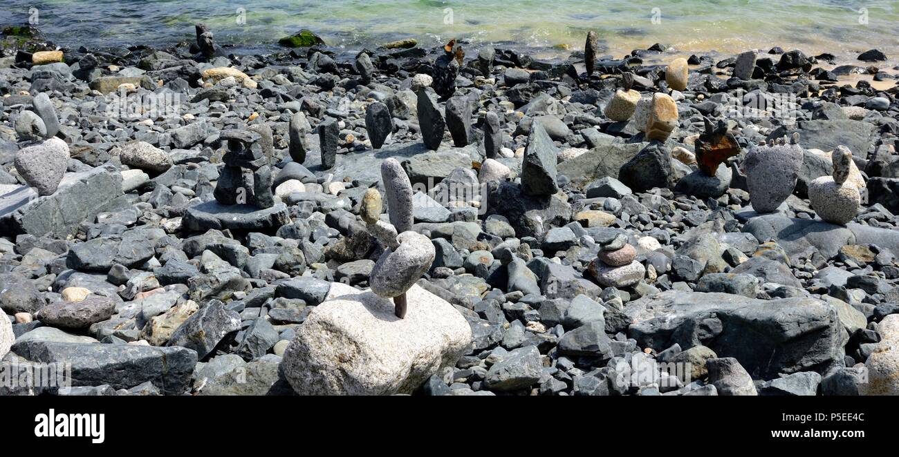 Grandi pietre e ciottoli in equilibrio su di una spiaggia di ciottoli, St Ives,Cornwall,l'Inghilterra,UK Foto Stock