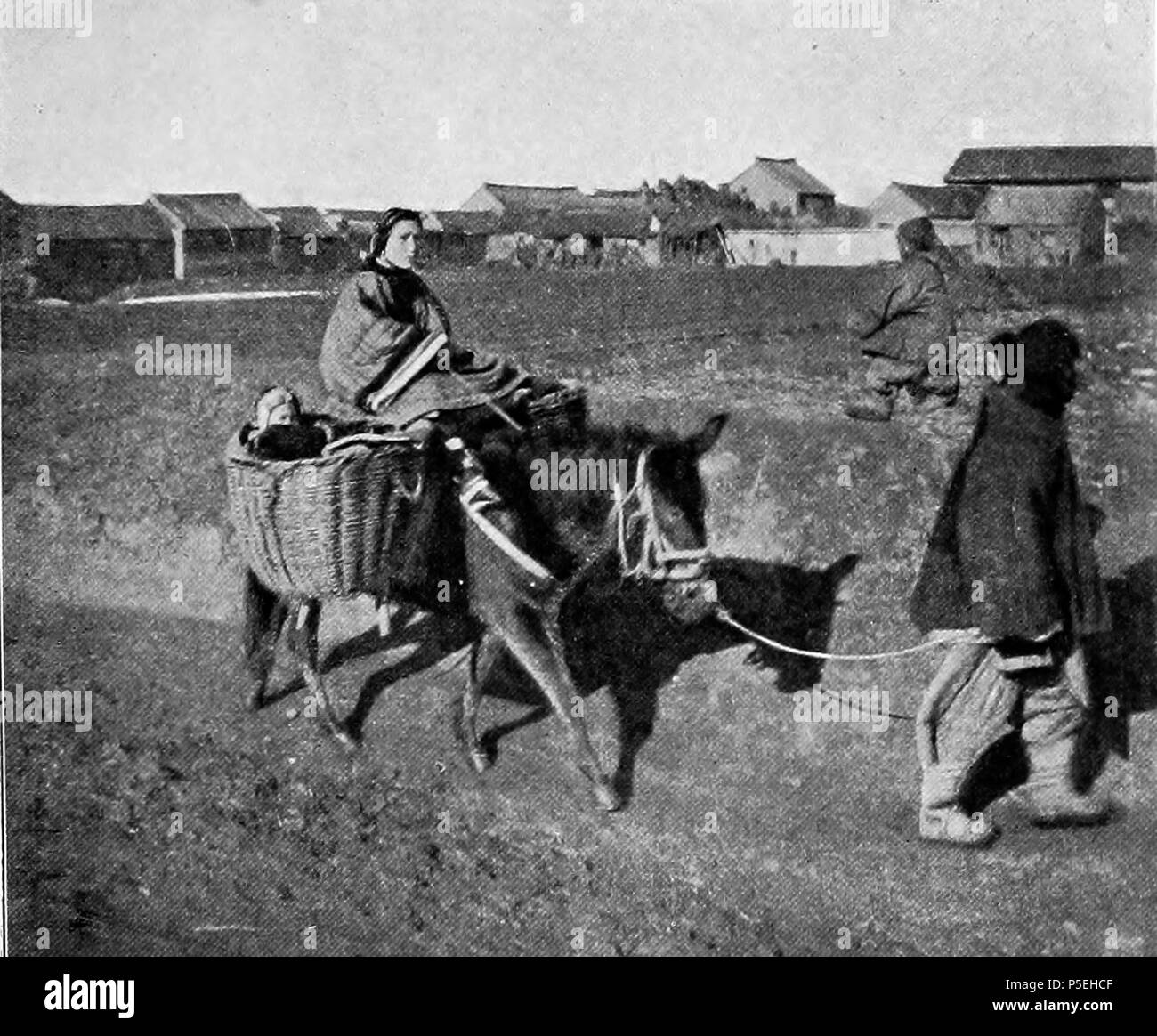 N/A. Inglese: Vedere il link qui sotto. prima del 1900. Isabella Lucy Bird 45 un Manchurian famiglia in viaggio Foto Stock