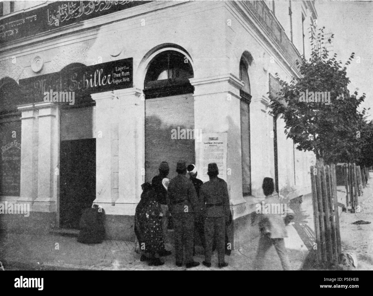 N/A. Inglese: didascalia tradotta dal libro: nello stesso luogo in Princip nel 1914 ha svolto il suo assassinio, poster con la proclamazione di annessione sono state presentate il 7 ottobre 1908. Il poster illustrato più probabile porta il seguente testo: Proglas na Narod Bosne i Hercegovine. Oggi il palazzo ospita il Museo di Sarajevo 1878-1918. Il 7 ottobre 1908. Unknown 32 1908-10-07 - Moritz Schiller Delicatessen Foto Stock