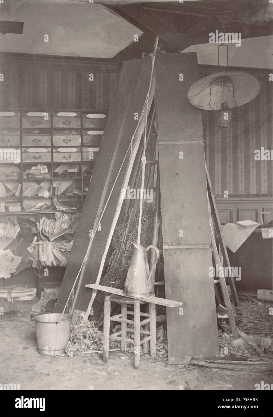 Inglese: città polizia Préfecture, Parigi. Français : Ville de Paris : Préfecture de police. Inglese: Affaire d'Incendie - incendio caso: interno mostra impilati sottobosco e fasciame, metallo e benna sulla caraffa Sgabello in legno attaccato a 'falò' con corda, scaffali e cassetti della carta impilata in background. Tra il 1876 e il 1880. La Préfecture de police di Parigi. Service Photographique. 64 Affaire d'Incendie - incendio caso 1 Foto Stock