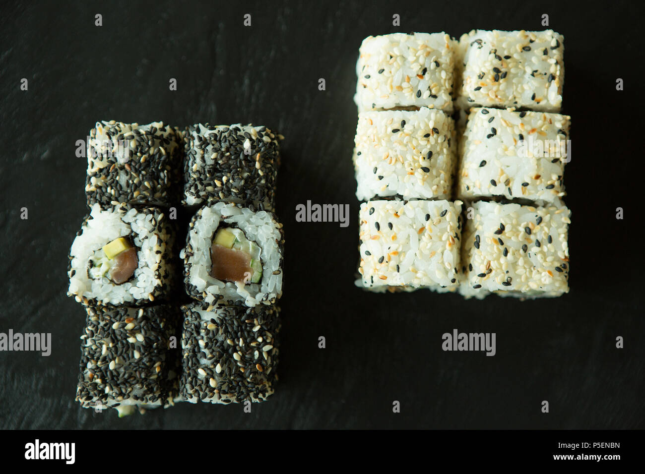 Sushi su nero Foto Stock