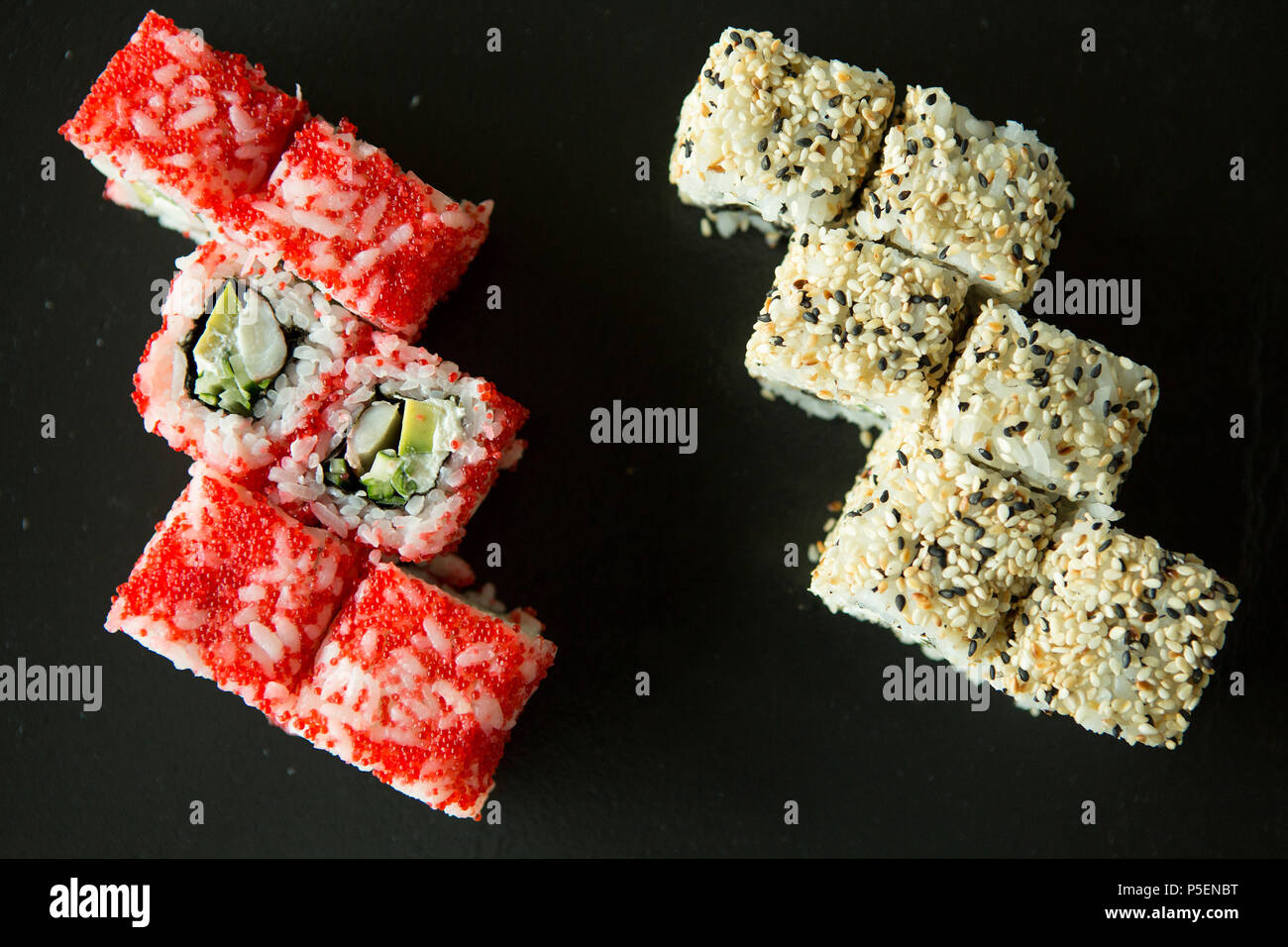 Sushi su nero Foto Stock