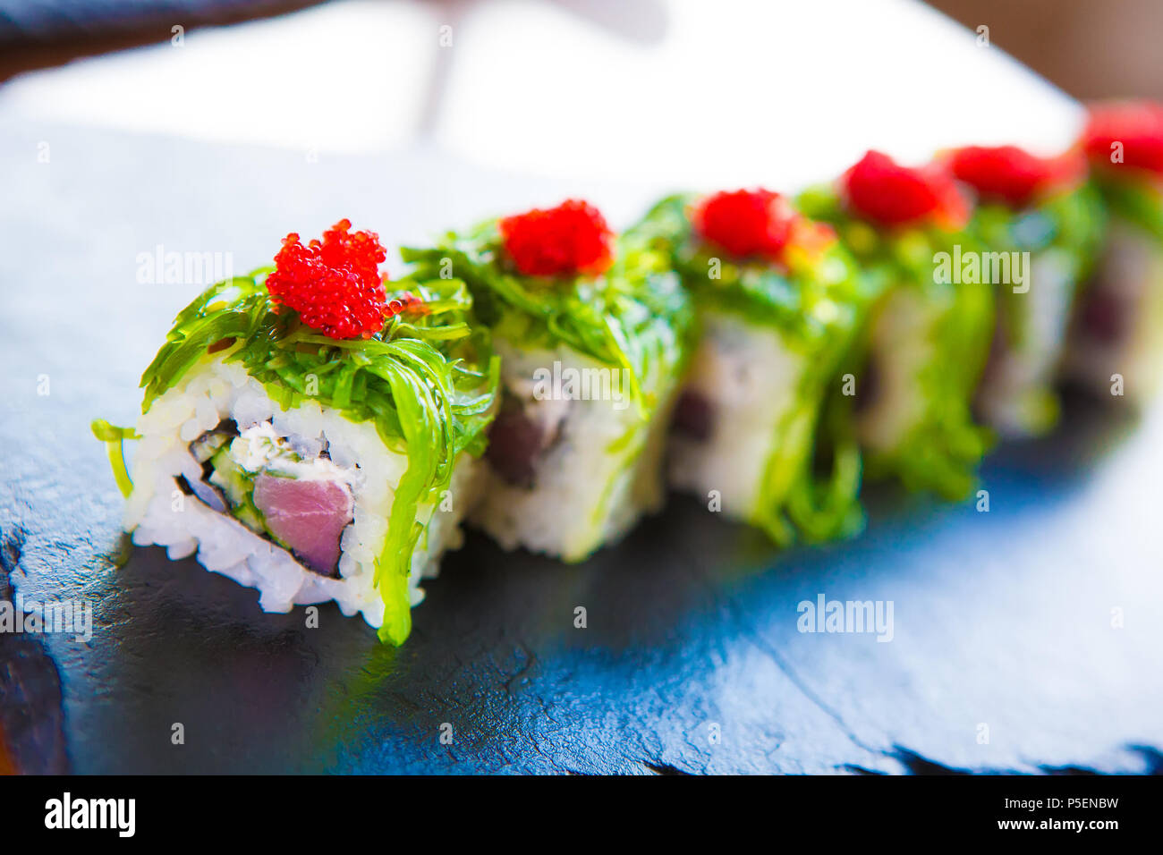 Sushi su nero Foto Stock