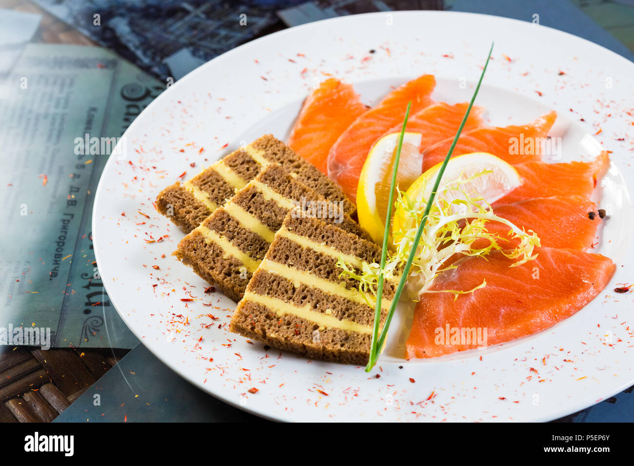 Snack di salmone sulla piastra bianca, Foto Stock