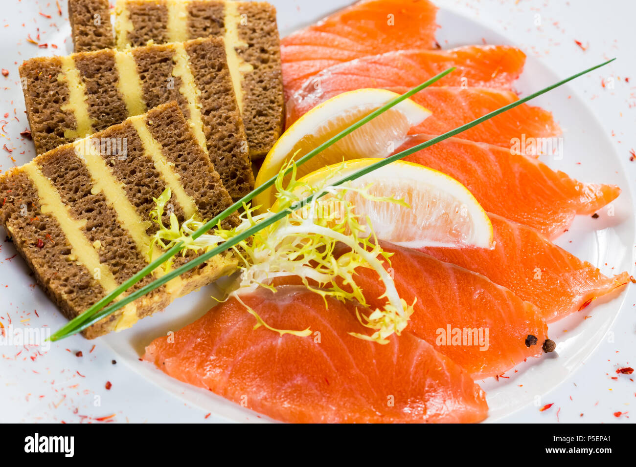 Snack di salmone sulla piastra bianca, Foto Stock