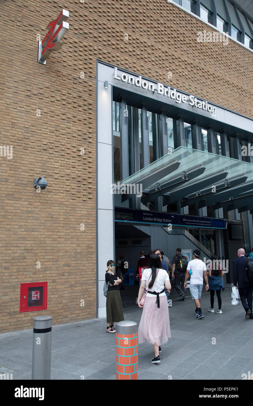 Lavori di rinnovo completo e la stazione di London Bridge è completamente aperto a Londra, Inghilterra, Regno Unito. La stazione di London Bridge è un central London terminus ferroviario e collegato stazione della metropolitana di Londra a Southwark, a sud-est di Londra. Occupa una vasta area su tre livelli immediatamente a sud-est di Londra London Bridge, da cui prende il suo nome. La linea ferroviaria principale è la più antica stazione ferroviaria a londra zona tariffaria 1 e uno dei più antichi al mondo dopo aver aperto nel 1836. La stazione è stato completamente ristrutturato tra il 2009 e 2017 con la ricostruzione di tutte le piattaforme, l'aggiunta di due Foto Stock