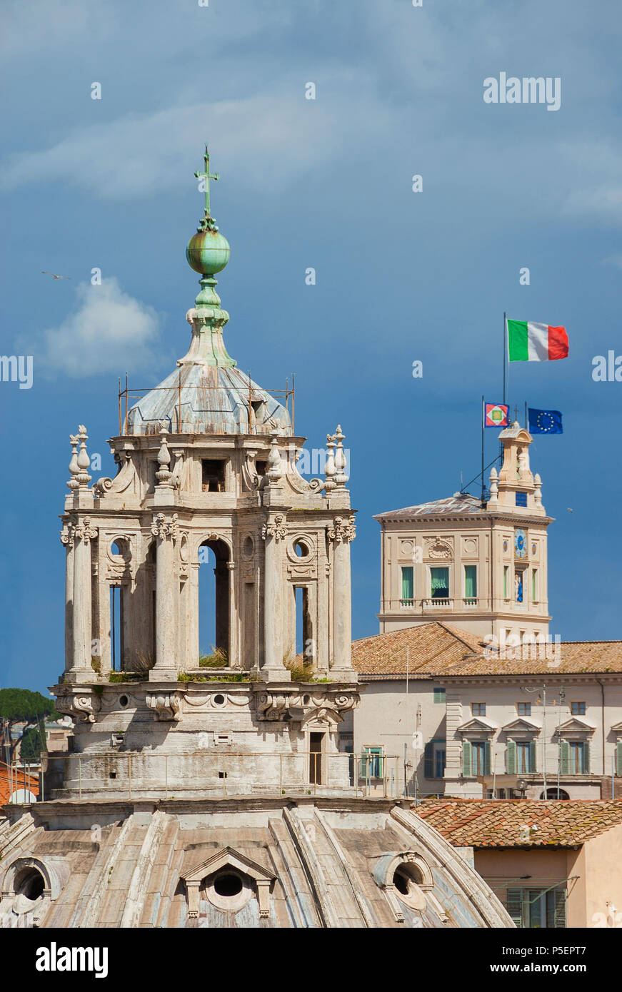 Potere religioso e del potere politico di Roma. Un antica chiesa barocca con il Quirinale, il Presidente della Repubblica Italiana residenza ufficiale Foto Stock