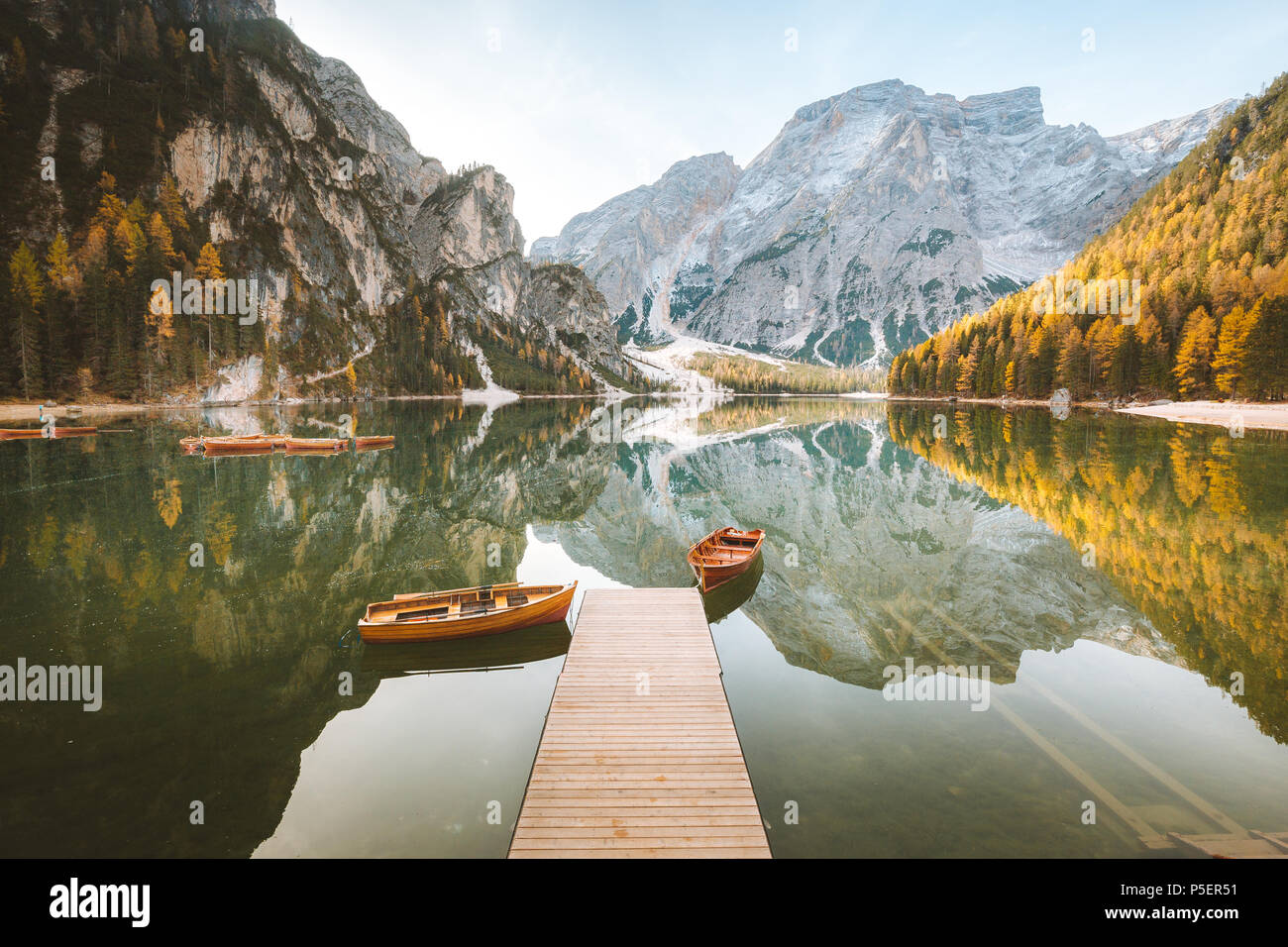 Bellissima vista di legno tradizionali barche a remi su SCENIC Lago di Braies nelle Dolomiti nella luce del mattino al sorgere del sole, Alto Adige, Italia Foto Stock