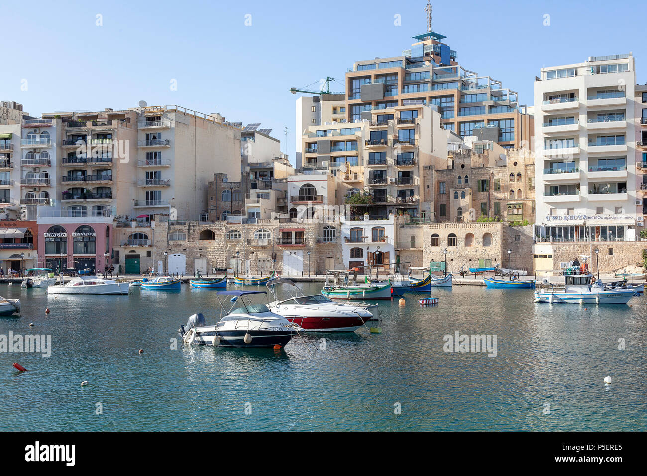 Occupato la scena della baia di St Julian, Malta Foto Stock