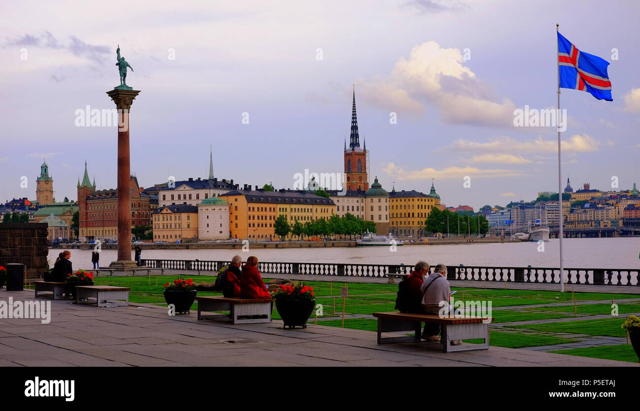 Stoccolma giardini Stadhuset guardando verso Gamla Stan. La Svezia. Foto Stock