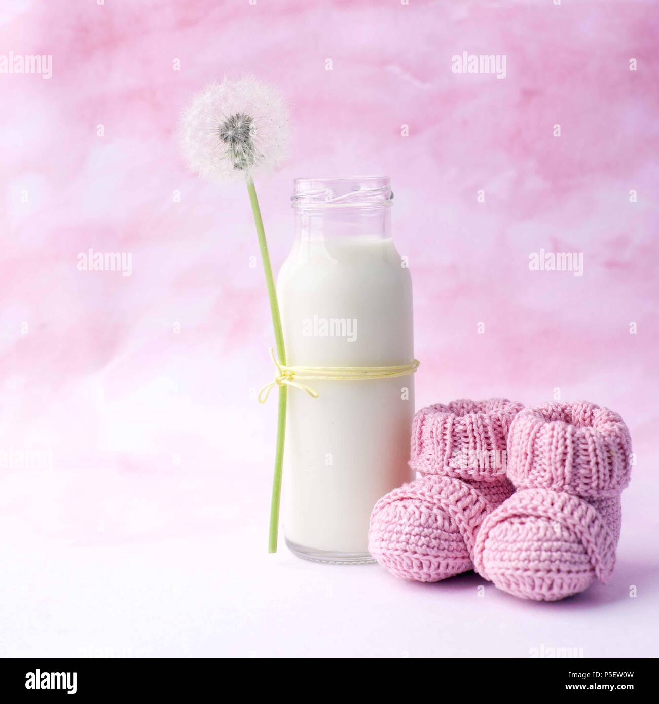 La sua una ragazza tema rosa baby doccia o SIP e vedere parte dello sfondo con elementi decorativi - stivaletti e bottiglia di latte. Minimo spazio di copia. Foto Stock