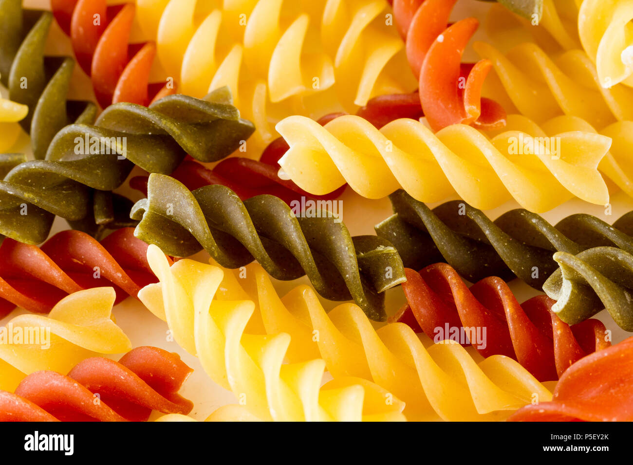 Fusilli pasta essiccata spirali close up Foto Stock