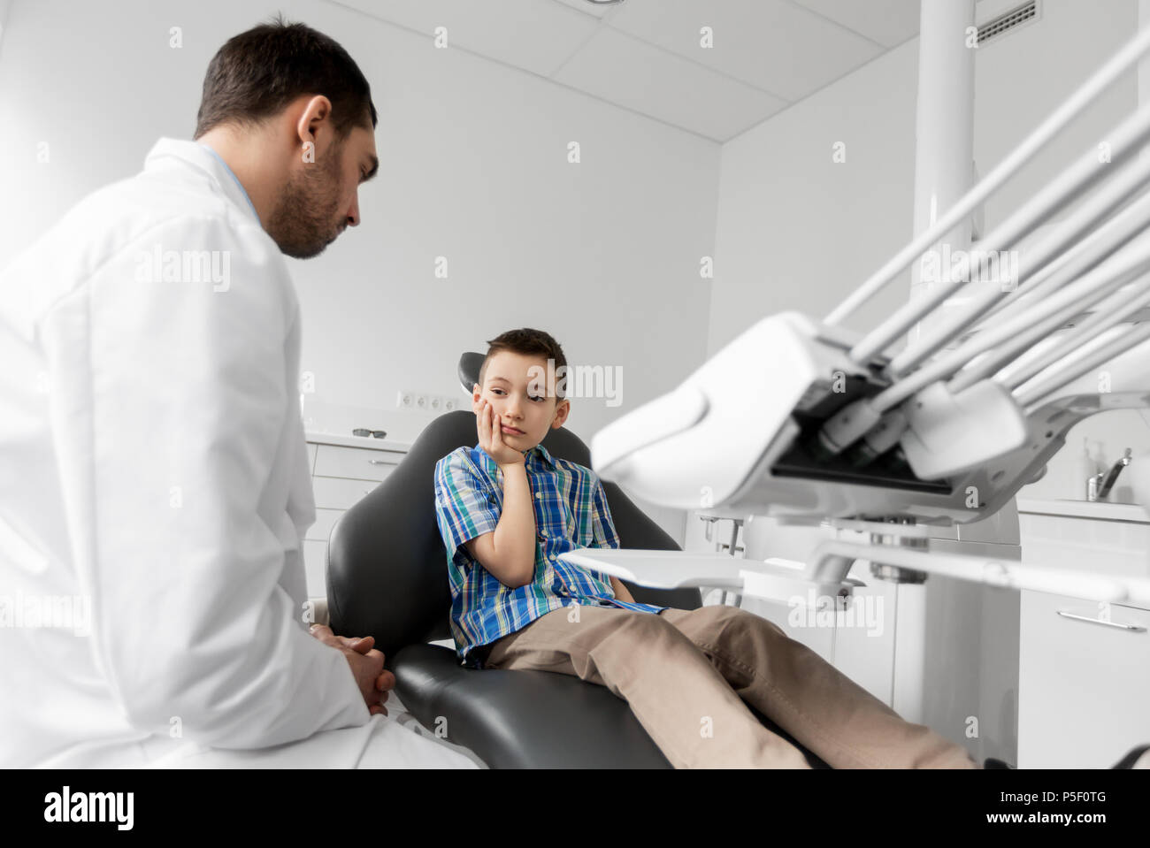Dentista con paziente avente il mal di denti in cliniche Foto Stock