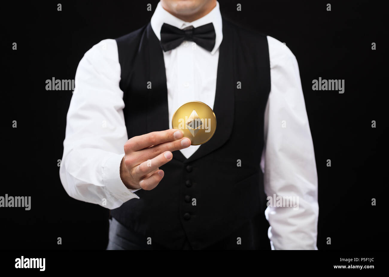 In prossimità del casino dealer holding ethereum coin Foto Stock