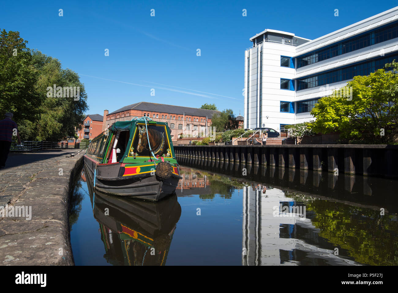 Riflessioni nel canale a Nottingham City Waterfront, Nottinghamshire England Regno Unito Foto Stock