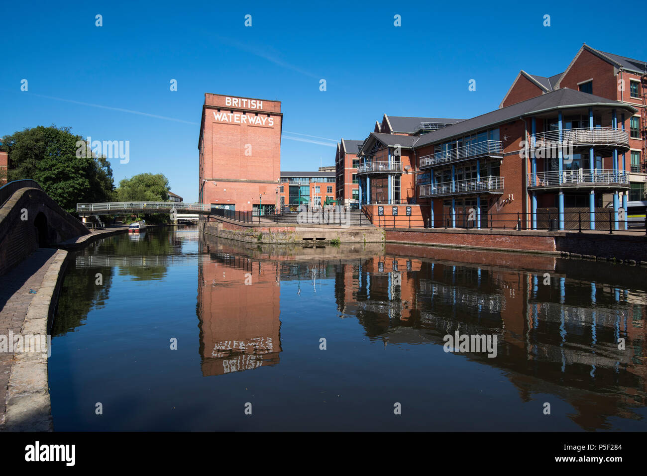 Riflessioni nel canale a Nottingham City Waterfront, Nottinghamshire England Regno Unito Foto Stock