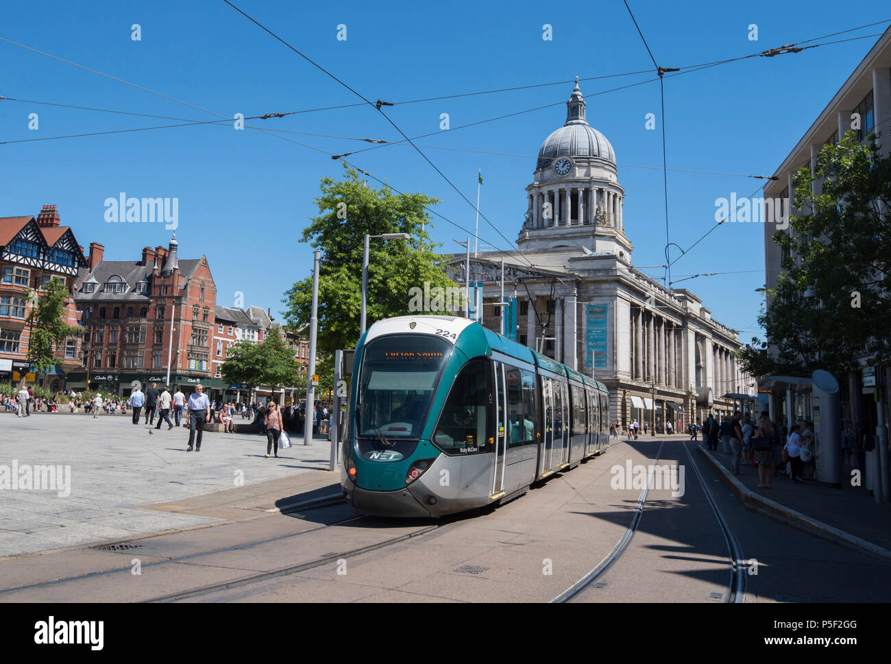 I tram in piazza del mercato di Nottingham City Centre Nottinghamshire England Regno Unito Foto Stock