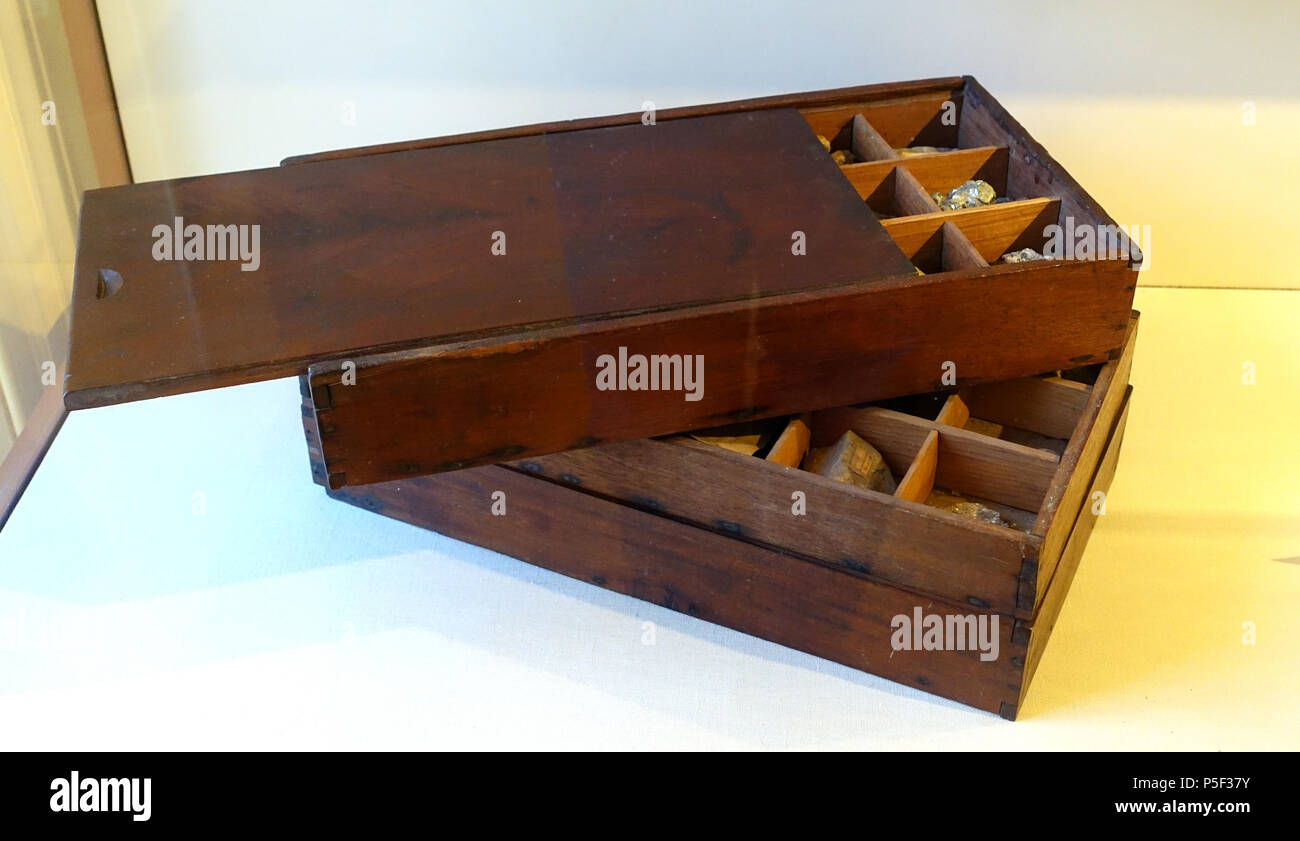 N/A. Inglese: presentano nella concordia Museum, Concord, Massachusetts, STATI UNITI D'AMERICA. Il 30 dicembre 2014, 13:32:21. Daderot 228 Box per campioni geologici, fatta da Henry David Thoreau, mogano, pino - Concord Museum - Concord, MA - DSC05637 Foto Stock