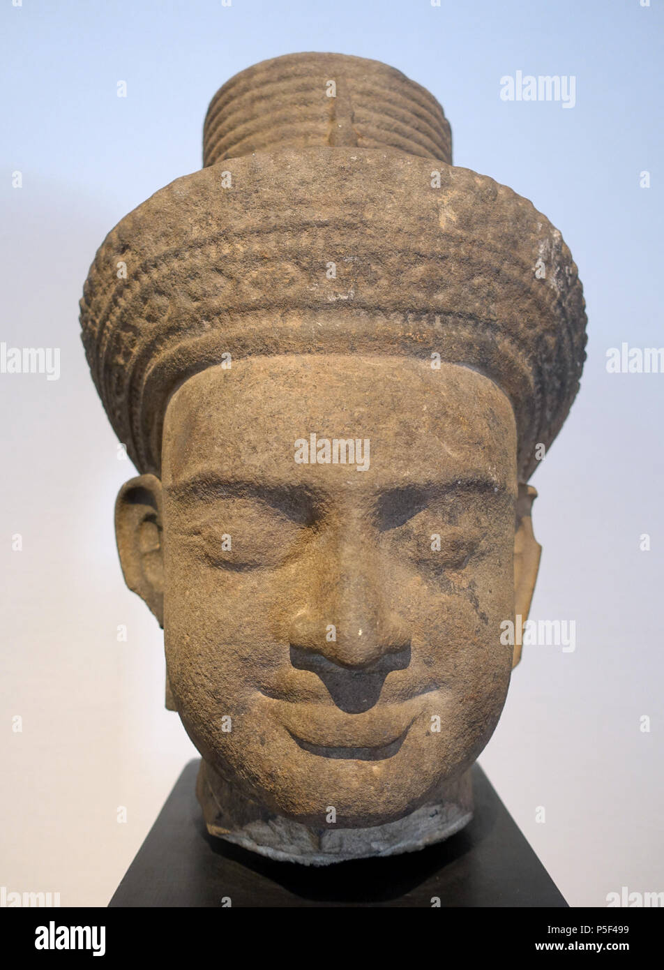 N/A. Inglese: presentano nell'Matsuoka Museum of Art - 5 Chome-12-6 Shirokanedai, Minato, Tokyo 108-0071, Giappone. 19 febbraio 2015, 23:53:06. Daderot 215 Bodhisattva testa, Khmer, XII e il XIII secolo D.C. - arenaria Matsuoka Museum of Art - Tokyo, Giappone - DSC07033 Foto Stock